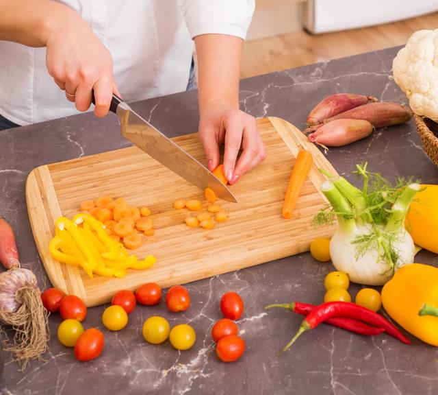 A Carrot Cutter Knife for Consistent And Even Slices