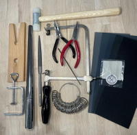//ijrorwxhippjlj5p.ldycdn.com/cloud/ljBpmKrmlrSRiliqkikmjq/a-wooden-ring-with-hand-tools.jpg