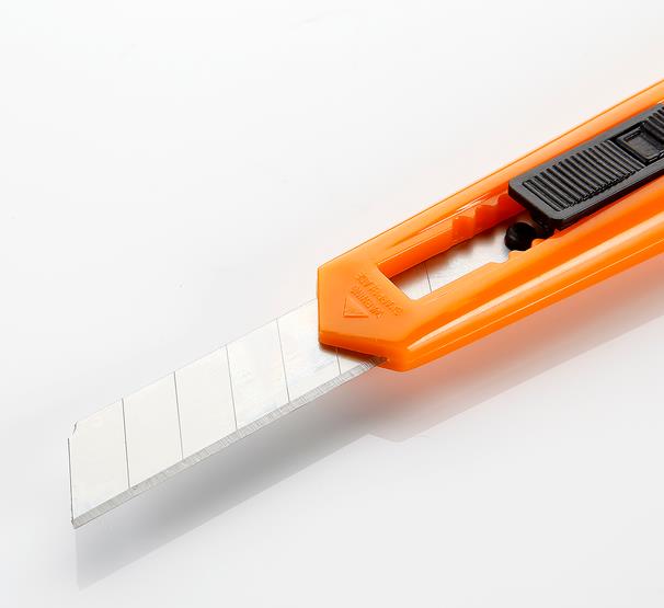 Safely Use An 18mm Cutter Knife for Clean Cuts 1