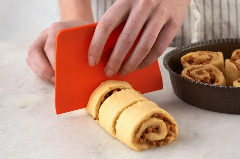 bread dough cutter red knife_1