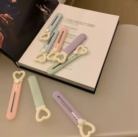 box cutter knife pink and purple