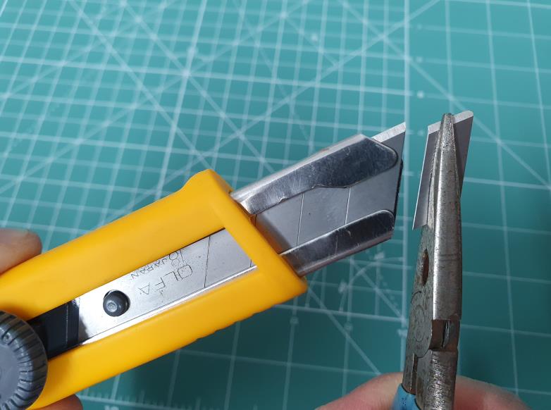How To Get Paper Insert Out of Box Cutter Knife_3