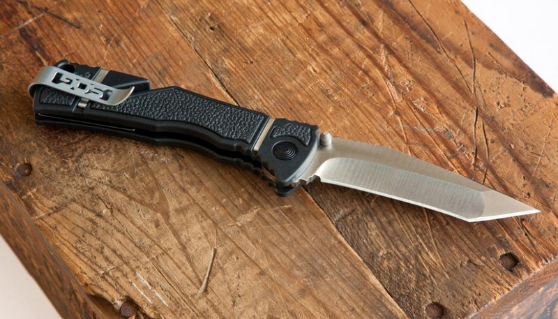 Why Use A Seatbelt Cutter Instead of A Knife 1