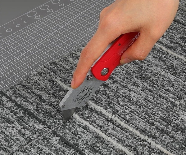 cutter knife with plastic handle